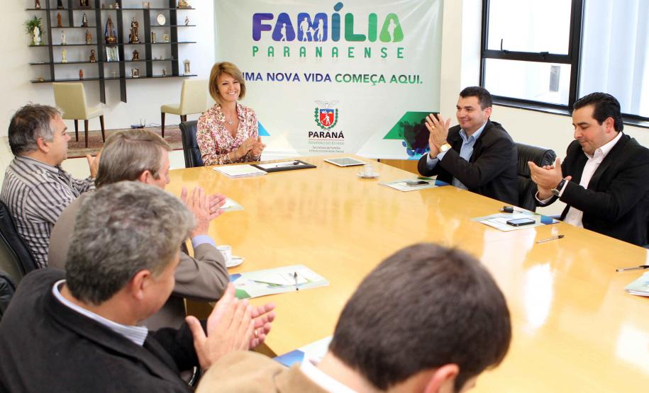 A Secretaria da Família e Desenvolvimento Social Fernanda Richa assina convênios com os municípios de  Amaporã, Barbosa Ferraz, Campina da Lagoa, Campo Bonito, Cerro Azul, Cruz Machado, Mandirituba, Mangueirinha, Prudentópolis, Santa Cecília do Pavão, São Jerônimo da Serra, São Pedro do Iguaçu, Teixeira Soares, Tomazina, Turvo e Wenceslau Braz