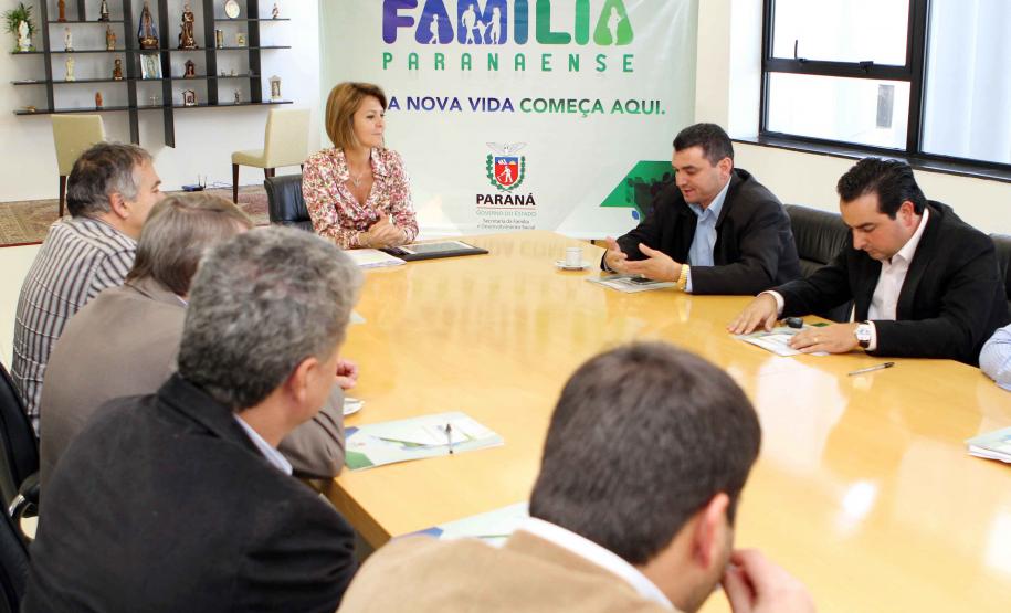 A Secretaria da Família e Desenvolvimento Social Fernanda Richa assina convênios com os municípios de  Amaporã, Barbosa Ferraz, Campina da Lagoa, Campo Bonito, Cerro Azul, Cruz Machado, Mandirituba, Mangueirinha, Prudentópolis, Santa Cecília do Pavão, São Jerônimo da Serra, São Pedro do Iguaçu, Teixeira Soares, Tomazina, Turvo e Wenceslau Braz