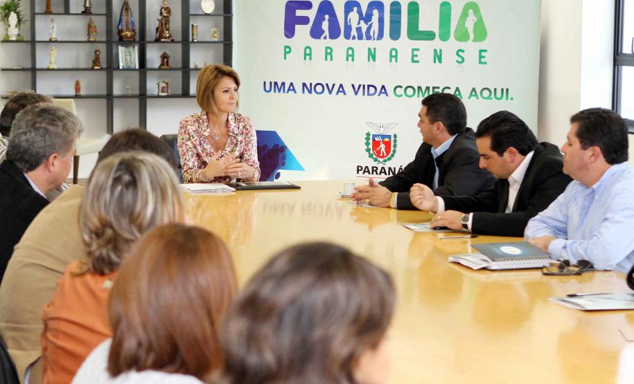 A Secretaria da Família e Desenvolvimento Social Fernanda Richa assina convênios com os municípios de  Amaporã, Barbosa Ferraz, Campina da Lagoa, Campo Bonito, Cerro Azul, Cruz Machado, Mandirituba, Mangueirinha, Prudentópolis, Santa Cecília do Pavão, São Jerônimo da Serra, São Pedro do Iguaçu, Teixeira Soares, Tomazina, Turvo e Wenceslau Braz
