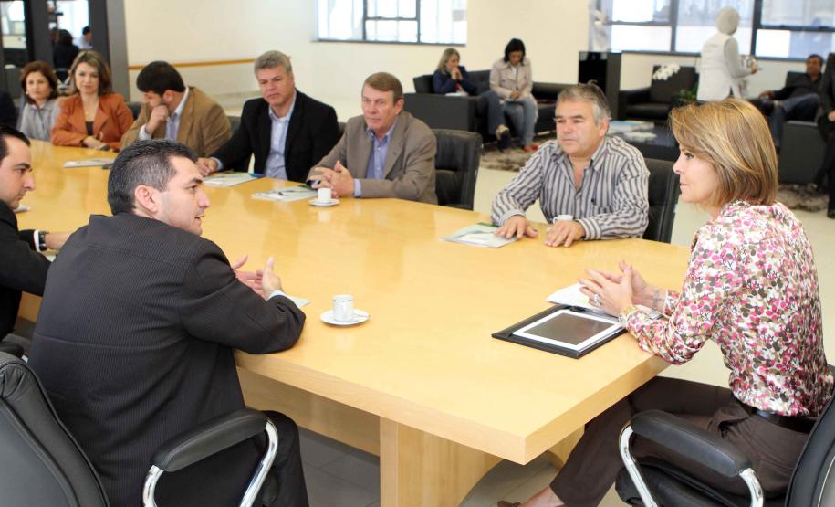 A Secretaria da Família e Desenvolvimento Social Fernanda Richa assina convênios com os municípios de  Amaporã, Barbosa Ferraz, Campina da Lagoa, Campo Bonito, Cerro Azul, Cruz Machado, Mandirituba, Mangueirinha, Prudentópolis, Santa Cecília do Pavão, São Jerônimo da Serra, São Pedro do Iguaçu, Teixeira Soares, Tomazina, Turvo e Wenceslau Braz