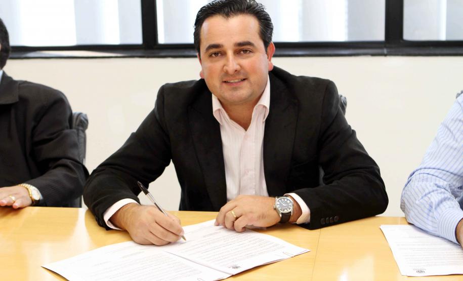 A Secretaria da Família e Desenvolvimento Social Fernanda Richa assina convênios com os municípios de  Amaporã, Barbosa Ferraz, Campina da Lagoa, Campo Bonito, Cerro Azul, Cruz Machado, Mandirituba, Mangueirinha, Prudentópolis, Santa Cecília do Pavão, São Jerônimo da Serra, São Pedro do Iguaçu, Teixeira Soares, Tomazina, Turvo e Wenceslau Braz