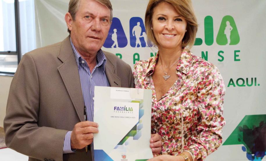 A Secretaria da Família e Desenvolvimento Social Fernanda Richa assina convênios com os municípios de  Amaporã, Barbosa Ferraz, Campina da Lagoa, Campo Bonito, Cerro Azul, Cruz Machado, Mandirituba, Mangueirinha, Prudentópolis, Santa Cecília do Pavão, São Jerônimo da Serra, São Pedro do Iguaçu, Teixeira Soares, Tomazina, Turvo e Wenceslau Braz