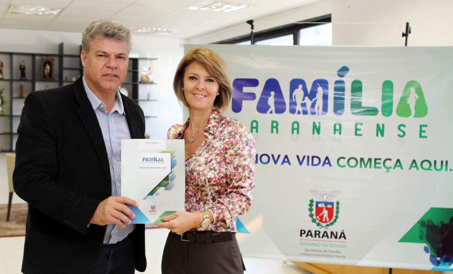 A Secretaria da Família e Desenvolvimento Social Fernanda Richa assina convênios com os municípios de  Amaporã, Barbosa Ferraz, Campina da Lagoa, Campo Bonito, Cerro Azul, Cruz Machado, Mandirituba, Mangueirinha, Prudentópolis, Santa Cecília do Pavão, São Jerônimo da Serra, São Pedro do Iguaçu, Teixeira Soares, Tomazina, Turvo e Wenceslau Braz