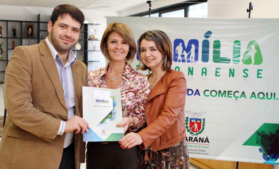 A Secretaria da Família e Desenvolvimento Social Fernanda Richa assina convênios com os municípios de  Amaporã, Barbosa Ferraz, Campina da Lagoa, Campo Bonito, Cerro Azul, Cruz Machado, Mandirituba, Mangueirinha, Prudentópolis, Santa Cecília do Pavão, São Jerônimo da Serra, São Pedro do Iguaçu, Teixeira Soares, Tomazina, Turvo e Wenceslau Braz