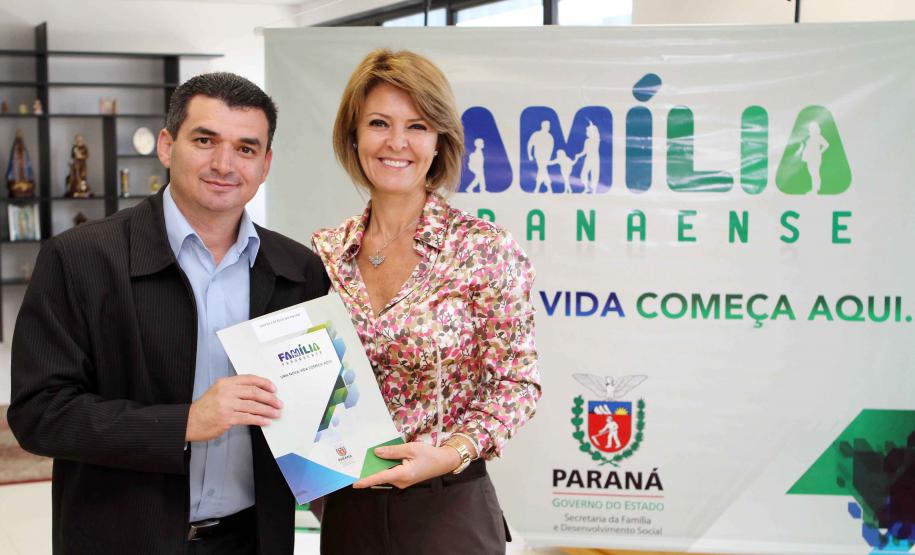 A Secretaria da Família e Desenvolvimento Social Fernanda Richa assina convênios com os municípios de  Amaporã, Barbosa Ferraz, Campina da Lagoa, Campo Bonito, Cerro Azul, Cruz Machado, Mandirituba, Mangueirinha, Prudentópolis, Santa Cecília do Pavão, São Jerônimo da Serra, São Pedro do Iguaçu, Teixeira Soares, Tomazina, Turvo e Wenceslau Braz