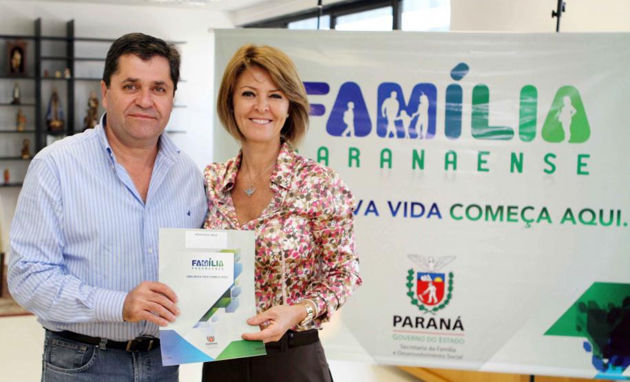 A Secretaria da Família e Desenvolvimento Social Fernanda Richa assina convênios com os municípios de  Amaporã, Barbosa Ferraz, Campina da Lagoa, Campo Bonito, Cerro Azul, Cruz Machado, Mandirituba, Mangueirinha, Prudentópolis, Santa Cecília do Pavão, São Jerônimo da Serra, São Pedro do Iguaçu, Teixeira Soares, Tomazina, Turvo e Wenceslau Braz