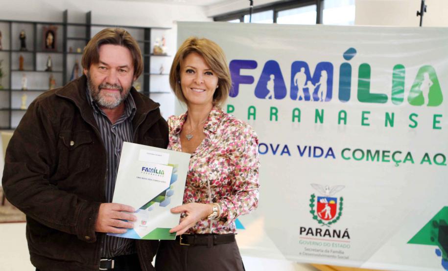 A Secretaria da Família e Desenvolvimento Social Fernanda Richa assina convênios com os municípios de  Amaporã, Barbosa Ferraz, Campina da Lagoa, Campo Bonito, Cerro Azul, Cruz Machado, Mandirituba, Mangueirinha, Prudentópolis, Santa Cecília do Pavão, São Jerônimo da Serra, São Pedro do Iguaçu, Teixeira Soares, Tomazina, Turvo e Wenceslau Braz