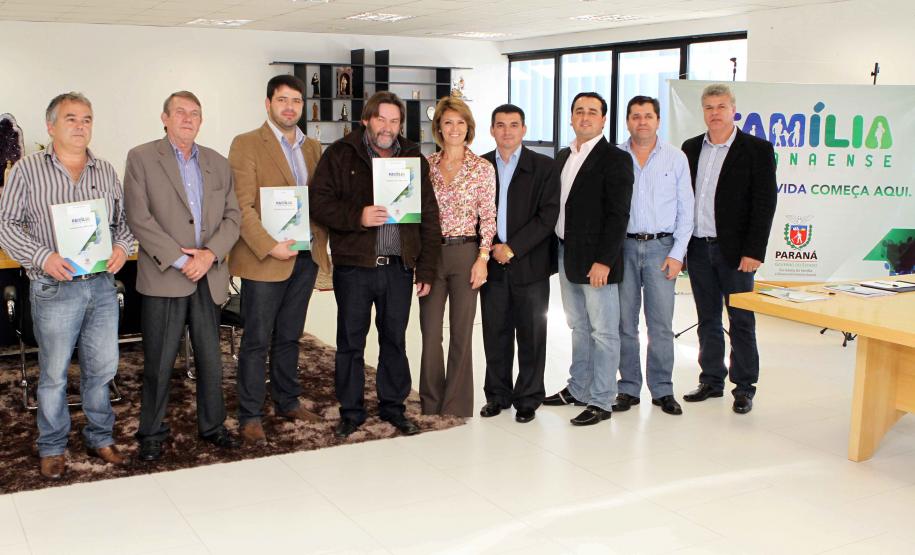 A Secretaria da Família e Desenvolvimento Social Fernanda Richa assina convênios com os municípios de  Amaporã, Barbosa Ferraz, Campina da Lagoa, Campo Bonito, Cerro Azul, Cruz Machado, Mandirituba, Mangueirinha, Prudentópolis, Santa Cecília do Pavão, São Jerônimo da Serra, São Pedro do Iguaçu, Teixeira Soares, Tomazina, Turvo e Wenceslau Braz