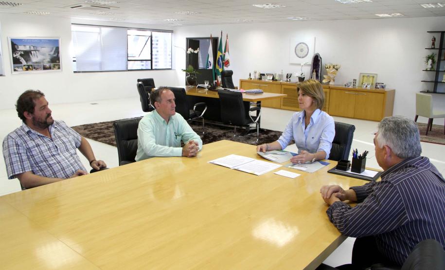 A Secretaria da Família e Desenvolvimento Social Fernanda Richa assina convênios com os municípios de  Amaporã, Barbosa Ferraz, Campina da Lagoa, Campo Bonito, Cerro Azul, Cruz Machado, Mandirituba, Mangueirinha, Prudentópolis, Santa Cecília do Pavão, São Jerônimo da Serra, São Pedro do Iguaçu, Teixeira Soares, Tomazina, Turvo e Wenceslau Braz