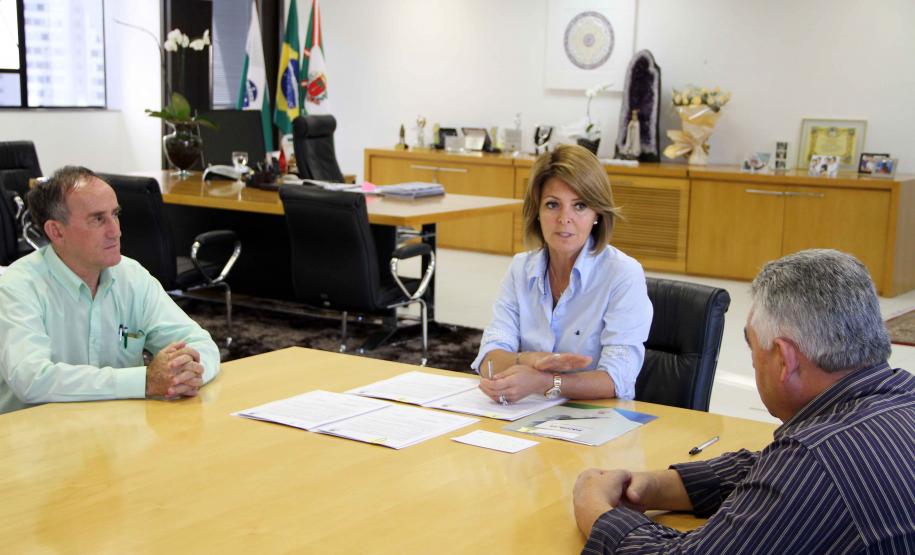 A Secretaria da Família e Desenvolvimento Social Fernanda Richa assina convênios com os municípios de  Amaporã, Barbosa Ferraz, Campina da Lagoa, Campo Bonito, Cerro Azul, Cruz Machado, Mandirituba, Mangueirinha, Prudentópolis, Santa Cecília do Pavão, São Jerônimo da Serra, São Pedro do Iguaçu, Teixeira Soares, Tomazina, Turvo e Wenceslau Braz