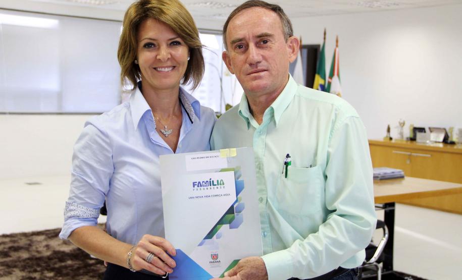 A Secretaria da Família e Desenvolvimento Social Fernanda Richa assina convênios com os municípios de  Amaporã, Barbosa Ferraz, Campina da Lagoa, Campo Bonito, Cerro Azul, Cruz Machado, Mandirituba, Mangueirinha, Prudentópolis, Santa Cecília do Pavão, São Jerônimo da Serra, São Pedro do Iguaçu, Teixeira Soares, Tomazina, Turvo e Wenceslau Braz