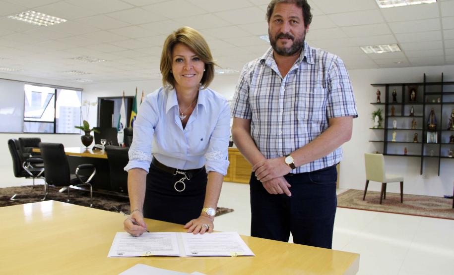 A Secretaria da Família e Desenvolvimento Social Fernanda Richa assina convênios com os municípios de  Amaporã, Barbosa Ferraz, Campina da Lagoa, Campo Bonito, Cerro Azul, Cruz Machado, Mandirituba, Mangueirinha, Prudentópolis, Santa Cecília do Pavão, São Jerônimo da Serra, São Pedro do Iguaçu, Teixeira Soares, Tomazina, Turvo e Wenceslau Braz