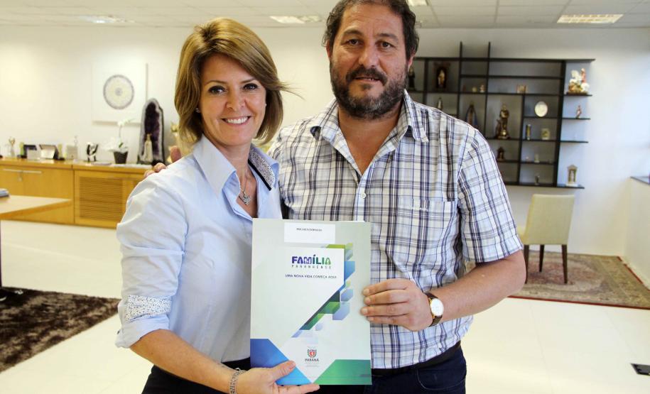A Secretaria da Família e Desenvolvimento Social Fernanda Richa assina convênios com os municípios de  Amaporã, Barbosa Ferraz, Campina da Lagoa, Campo Bonito, Cerro Azul, Cruz Machado, Mandirituba, Mangueirinha, Prudentópolis, Santa Cecília do Pavão, São Jerônimo da Serra, São Pedro do Iguaçu, Teixeira Soares, Tomazina, Turvo e Wenceslau Braz