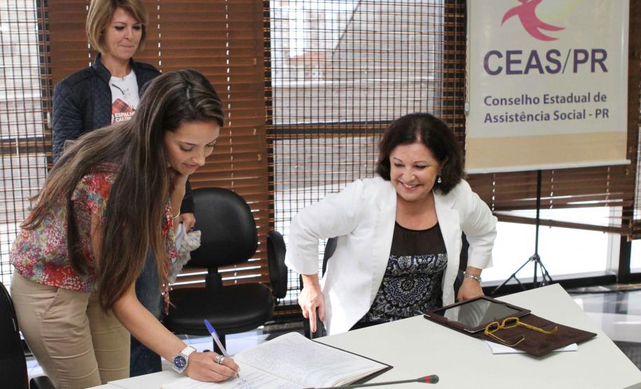 A secretária da Família e Desenvolvimento Social, Fernanda Richa, participou nesta quinta-feira (05) da posse dos novos conselheiros do Conselho Estadual de Assistência Social (Ceas).Foto:Rogério Machado/SEDS