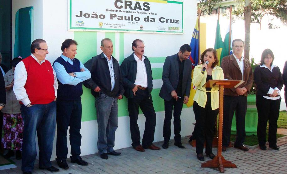A Secretaria da Família e Desenvolvimento Social participou da inauguração do novo Centro de Referência de Assistência Social (Cras) de Terra Boa, no Noroeste do Estado, na última terça-feira (31). O Cras João Paulo da Cruz recebeu um investimento de R$ 132 mil liberados pelo Governo do Estado do Fundo Estadual de Assistência Social (Feas), por deliberação do Conselho Estadual de Assistência Social (Ceas).Foto:Rogério Machado/SEDS