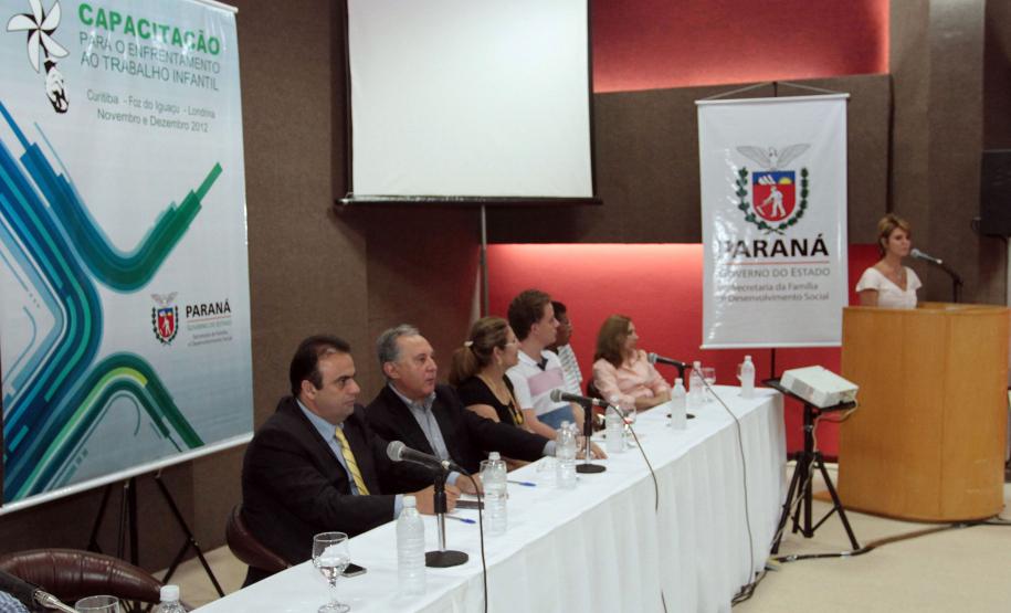 A secretária da Família e Desenvolvimento Social, Fernanda Richa, abriu nesta quarta-feira (07) o Seminário Capacitação de Combate ao Trabalho Infantil em Foz do Iguaçu