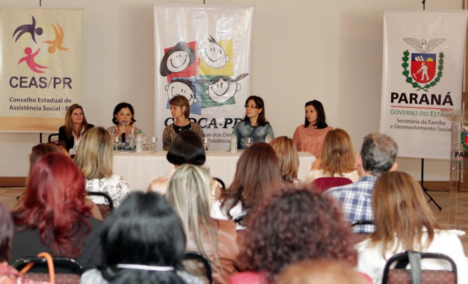 A secretária da Família e Desenvolvimento Social Fernanda Richa, participa da abertura  do Seminário da Capacitação dos Centros da JuventudeFoto: Rogério Machado/SEDS