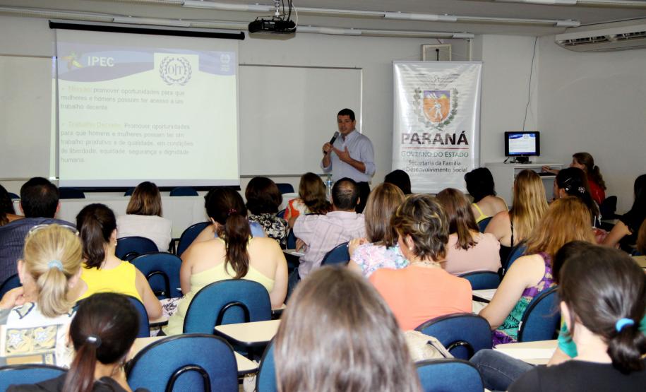 A última etapa do Seminário Capacitação de Combate ao Trabalho Infantil promovido pela Secretaria da Família e Desenvolvimento Social (Seds) iniciou nesta quarta-feira (05), em Curitiba. O evento que já foi realizado em Foz do Iguaçu e Londrina acontece até sexta-feira (07) e está abordando as recomendações do plano regional para prevenção e erradicação do trabalho infantil com municípios.Foto: Ricardo Marajó/SEDS