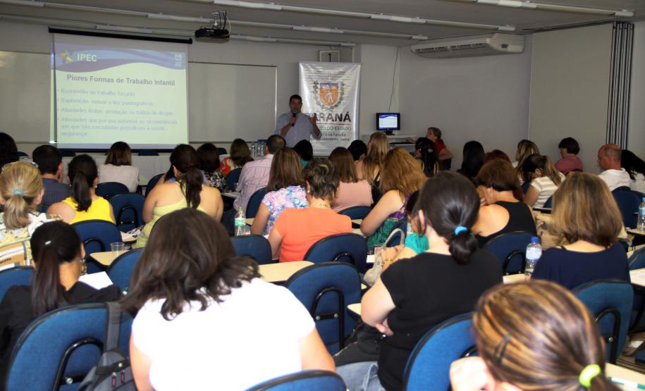 A última etapa do Seminário Capacitação de Combate ao Trabalho Infantil promovido pela Secretaria da Família e Desenvolvimento Social (Seds) iniciou nesta quarta-feira (05), em Curitiba. O evento que já foi realizado em Foz do Iguaçu e Londrina acontece até sexta-feira (07) e está abordando as recomendações do plano regional para prevenção e erradicação do trabalho infantil com municípios.Foto: Ricardo Marajó/SEDS