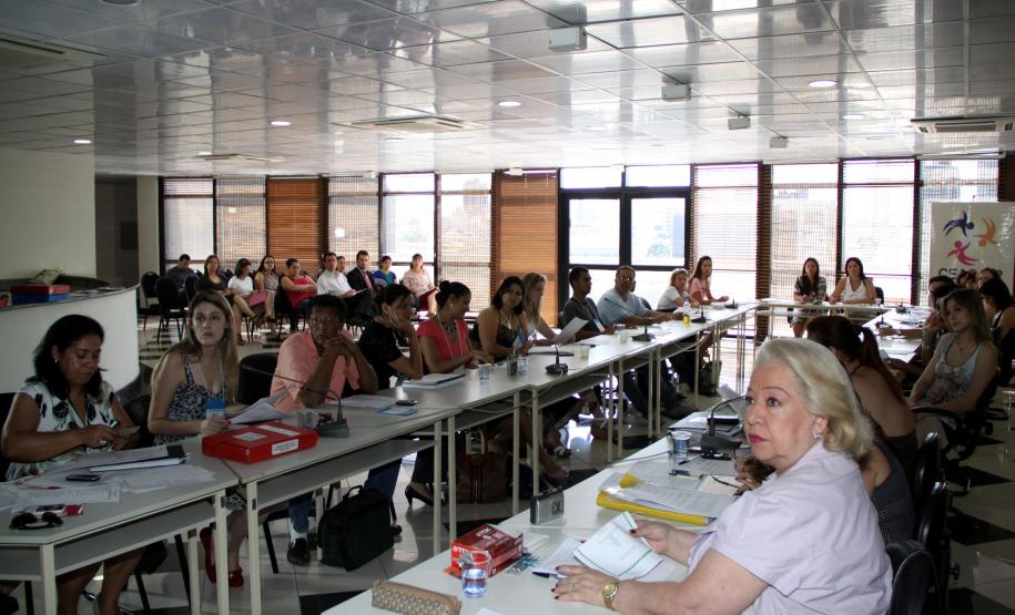 Aprovado nesta sexta-feira (07) a criação do Piso Paranaense de Assistência Social (PPAS). O anuncio aconteceu a última plenária do Conselho Estadual de Assistência Social (Ceas) de 2012, órgão deliberativo ligado à Secretaria da Família e Desenvolvimento Social (Seds). A iniciativa vai permitir que no próximo ano seja destinado R$ 6,4 milhões para 86 pequenos municípios com até 20 mil habitantes.Foto:Ricardo Marajó/SEDS