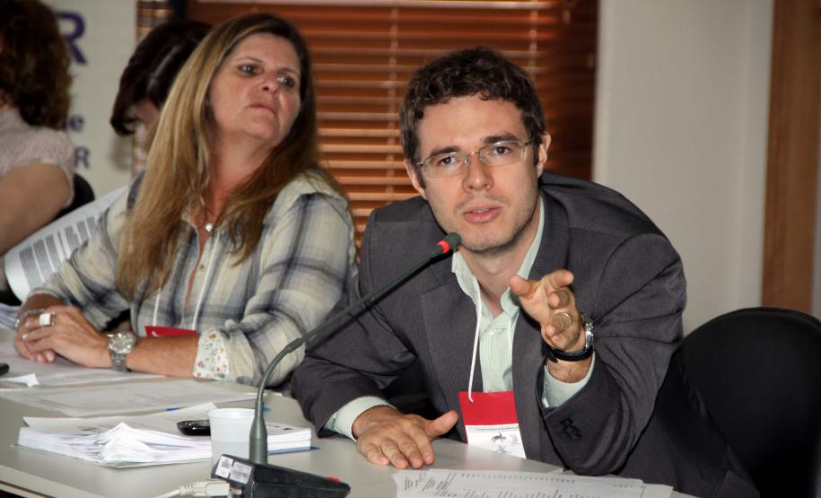 Aprovado nesta sexta-feira (07) a criação do Piso Paranaense de Assistência Social (PPAS). O anuncio aconteceu a última plenária do Conselho Estadual de Assistência Social (Ceas) de 2012, órgão deliberativo ligado à Secretaria da Família e Desenvolvimento Social (Seds). A iniciativa vai permitir que no próximo ano seja destinado R$ 6,4 milhões para 86 pequenos municípios com até 20 mil habitantes.Foto:Ricardo Marajó/SEDS