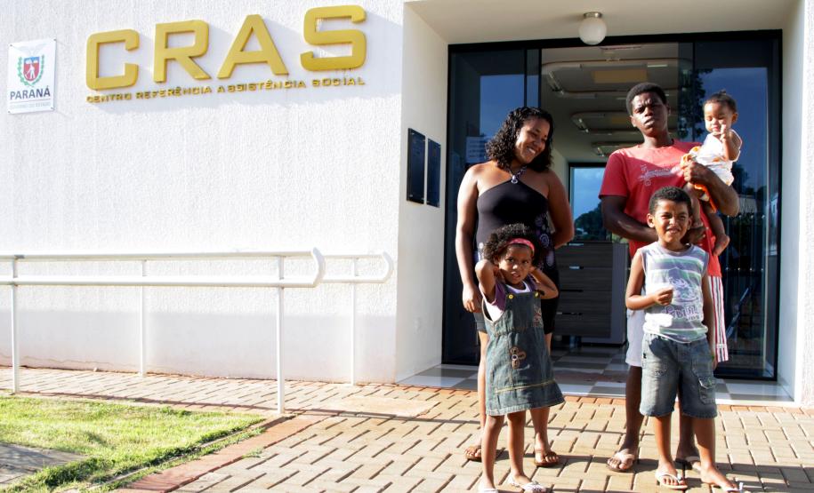 Na Foto:Sra Emiliane Moura, Matheus José de Moura, Manuela Francisca de Moura, Ricardo dos Santos e Ana Julia de Moura. em atendimento no CRAS de Fenix. Foto: Ricardo Marajó/SEDS