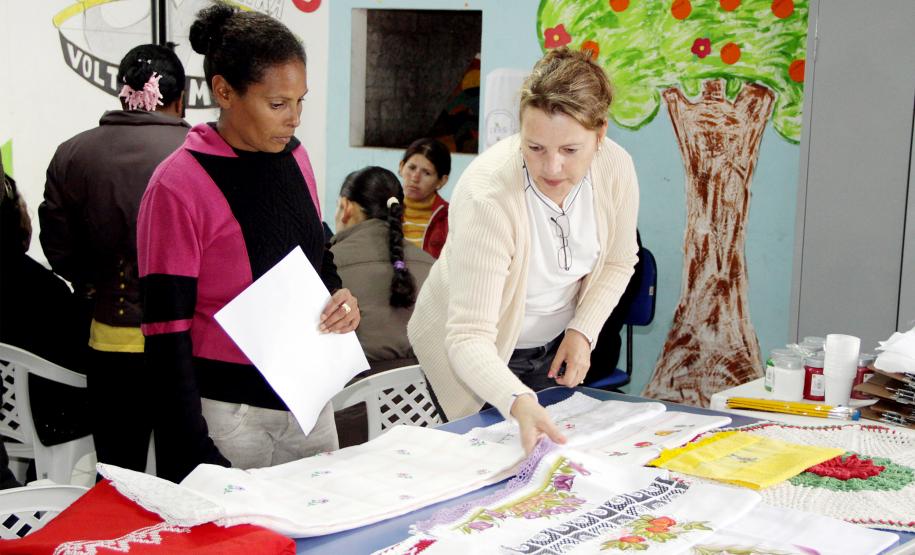 Alunas do CRAS de União da Vitória aprendem técnicas de  tricô, crochê e bordado com a professora Renata da Silva.Foto: Ricardo Marajó/SEDS