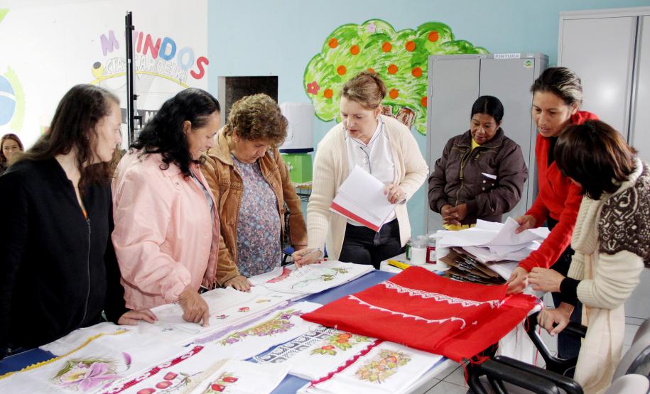 Alunas do CRAS de União da Vitória aprendem técnicas de  tricô, crochê e bordado com a professora Renata da Silva.Foto: Ricardo Marajó/SEDS