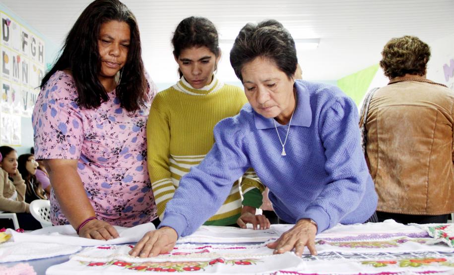 Alunas do CRAS de União da Vitória aprendem técnicas de  tricô, crochê e bordado com a professora Renata da Silva.Foto: Ricardo Marajó/SEDS