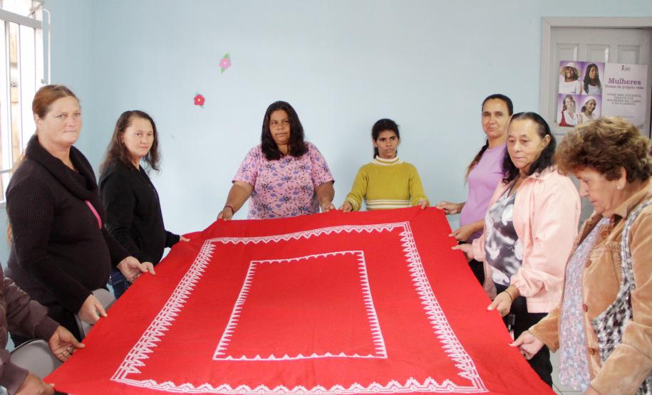 Alunas do CRAS de União da Vitória aprendem técnicas de  tricô, crochê e bordado com a professora Renata da Silva.Foto: Ricardo Marajó/SEDS