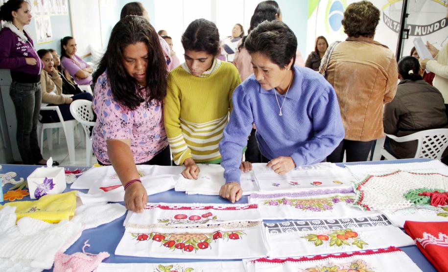 Alunas do CRAS de União da Vitória aprendem técnicas de  tricô, crochê e bordado com a professora Renata da Silva.Foto: Ricardo Marajó/SEDS