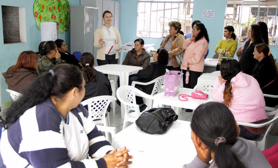 Alunas do CRAS de União da Vitória aprendem técnicas de  tricô, crochê e bordado com a professora Renata da Silva.Foto: Ricardo Marajó/SEDS