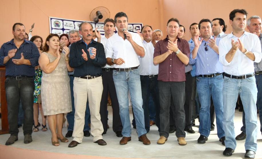 O governador Beto Richa esteve nesta quinta-feira (12) em Maria Helena, no Noroeste do Estado. No município, Richa assinou o termo de ajuste para construção de um Centro  de Referência Especializado da Assistência Social (Creas). A unidade terá 206 metros quadrados e receberá um investimento de cerca de R$550 mil de recursos do tesouro estadual. 12/09/2013. Foto: Jonas Oliveira/ANPr