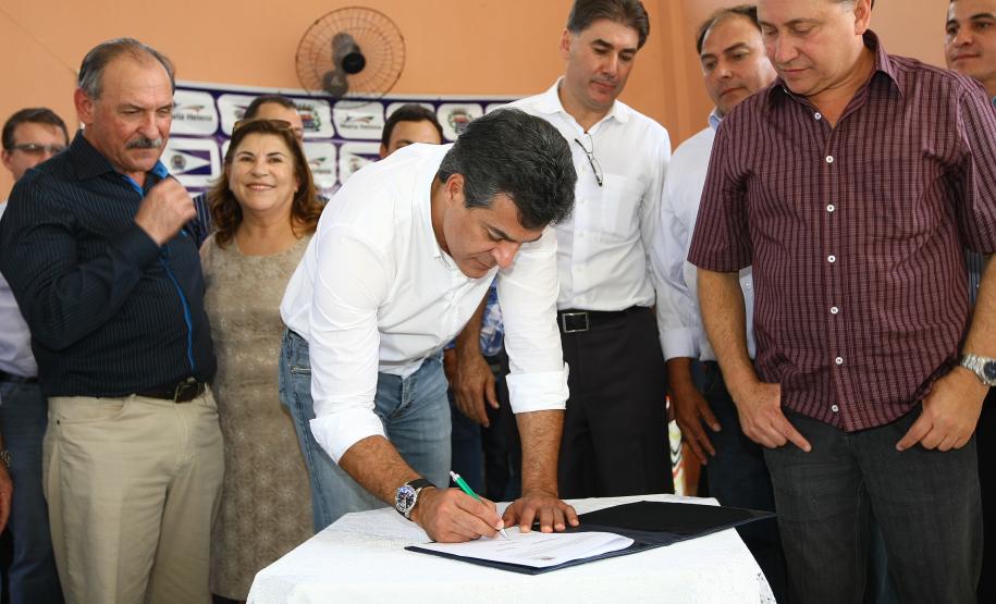 O governador Beto Richa esteve nesta quinta-feira (12) em Maria Helena, no Noroeste do Estado. No município, Richa assinou o termo de ajuste para construção de um Centro  de Referência Especializado da Assistência Social (Creas). A unidade terá 206 metros quadrados e receberá um investimento de cerca de R$550 mil de recursos do tesouro estadual. 12/09/2013. Foto: Jonas Oliveira/ANPr