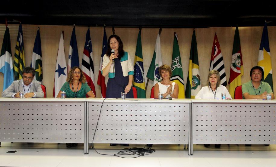 Secretária estadual da Família e Desenvolvimento Social, Fernanda Richa, participa da abertura da Reunião do Fórum Nacional dos Conselhos Estaduais de Assistência Social - FONACEAS. Presidente do Conselho Estadual de Assistência Social do Paraná, Inês Tonello.Foto:Rogério Machado/SEDS