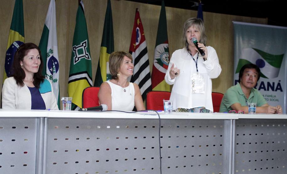Secretária estadual da Família e Desenvolvimento Social, Fernanda Richa, participa da abertura da Reunião do Fórum Nacional dos Conselhos Estaduais de Assistência Social - FONACEAS. Coordenadora do FONACEAS Angela Maria Gonçalves.Foto:Rogério Machado/SEDS