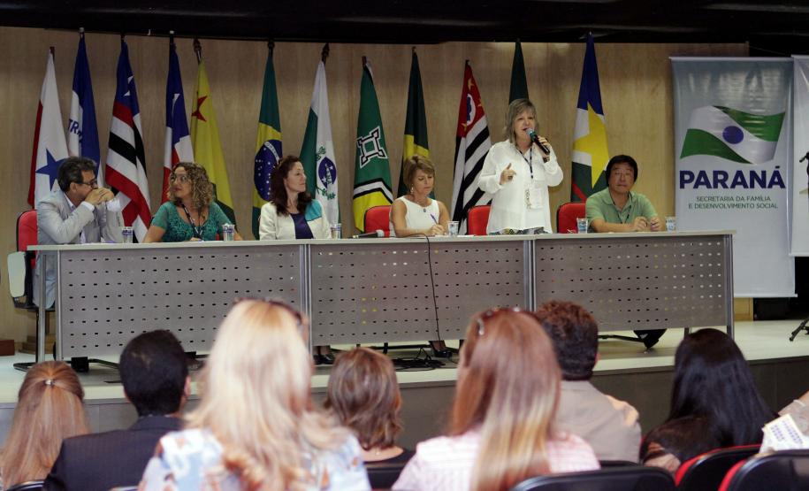 Secretária estadual da Família e Desenvolvimento Social, Fernanda Richa, participa da abertura da Reunião do Fórum Nacional dos Conselhos Estaduais de Assistência Social - FONACEAS. Coordenadora do FONACEAS Angela Maria Gonçalves.Foto:Rogério Machado/SEDS