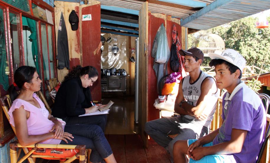 Técnica da Secretaria da Família e Desenvolvimento Social (SEDS), Paula Calsavara, prestando atendimento e fazendo cadastramento da família Silva do município de Turvo - (Esq/Dir) Sra Irene Ponciano, Técnica Paula Calsavara,  João Maria Pereira da Silva e Rai Pereira da Silva : Foto: Ricardo Marajó/SEDS
