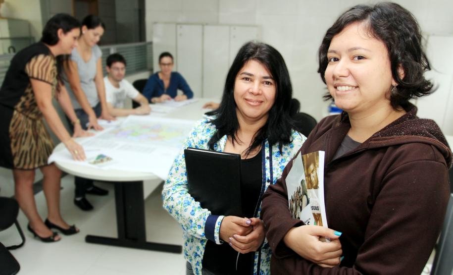 Arlinda Aparecida do Nascimento, residente técnica de Serviço Social e Fernanda de Oliveira Pavão Mascarim, residente técnica de Psicologia na SEDS. Foto: Rogério Machado/SEDS
