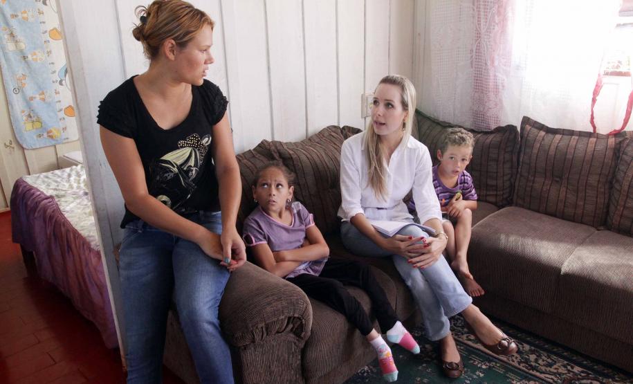 Assistente social do CRAS Maria Candida Fanchin Abrão faz o atendimento na casa da Sra Terezilda de Lima Dridik junto com os filhos Sabrina Dridik (11) e Leonardo Dridik (05) em Pirai do Sul. Foto:Rogério Machado/SEDS