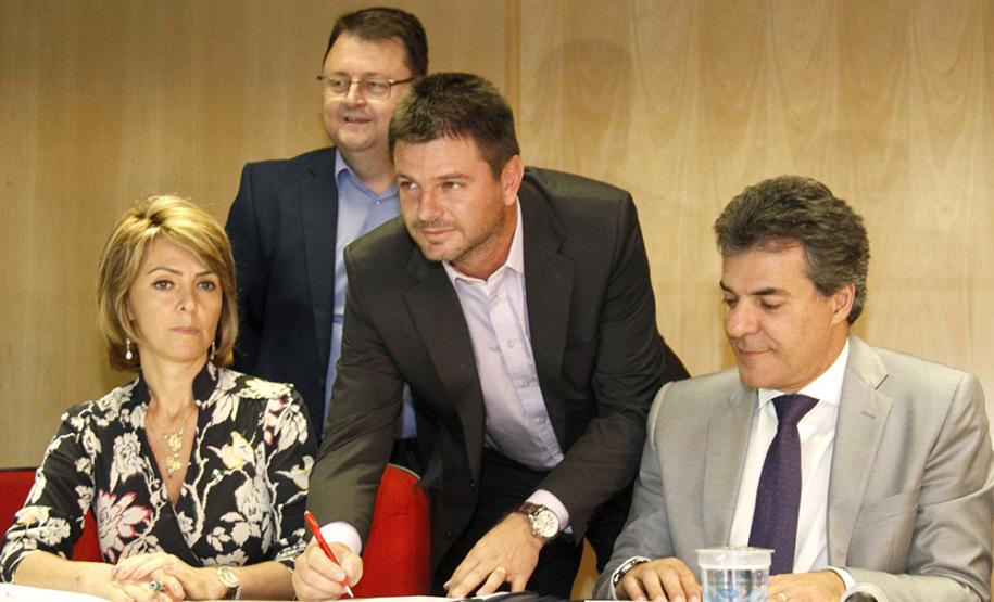 Governador Beto Richa e a secretária do Trabalho e Desenvolvimento Social, Fernanda Richa, assinam Termo de Convênio para Cofinanciamento do Serviço de Acolhimento de Adultos (Centro POP) e dos Serviços de Proteção e atendimento especializado às Famílias e Invididuos (PAEFI).Curitiba, 28/09/2015.Foto: Rogério Machado /SECS