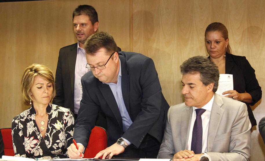 Governador Beto Richa e a secretária do Trabalho e Desenvolvimento Social, Fernanda Richa, assinam Termo de Convênio para Cofinanciamento do Serviço de Acolhimento de Adultos (Centro POP) e dos Serviços de Proteção e atendimento especializado às Famílias e Invididuos (PAEFI).Curitiba, 28/09/2015.Foto: Rogério Machado /SECS