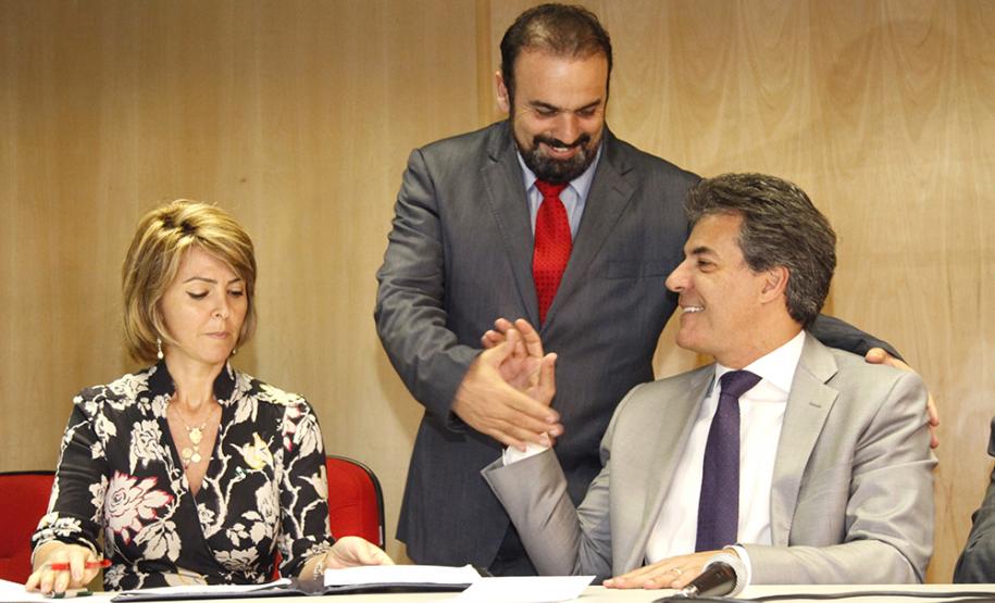 Governador Beto Richa e a secretária do Trabalho e Desenvolvimento Social, Fernanda Richa, assinam Termo de Convênio para Cofinanciamento do Serviço de Acolhimento de Adultos (Centro POP) e dos Serviços de Proteção e atendimento especializado às Famílias e Invididuos (PAEFI).Curitiba, 28/09/2015.Foto: Rogério Machado /SECS