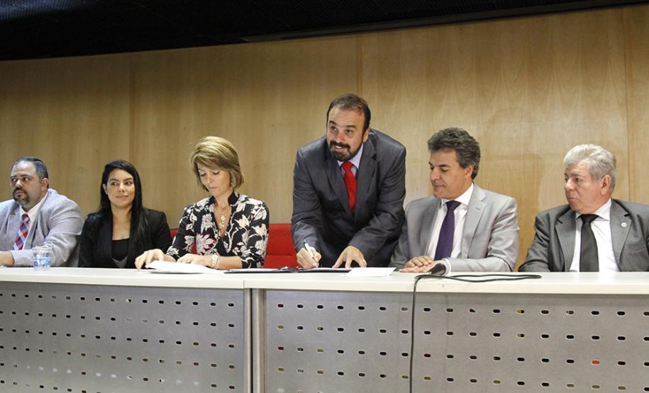 Governador Beto Richa e a secretária do Trabalho e Desenvolvimento Social, Fernanda Richa, assinam Termo de Convênio para Cofinanciamento do Serviço de Acolhimento de Adultos (Centro POP) e dos Serviços de Proteção e atendimento especializado às Famílias e Invididuos (PAEFI).Curitiba, 28/09/2015.Foto: Rogério Machado /SECS