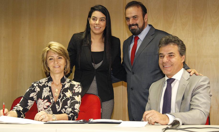 Governador Beto Richa e a secretária do Trabalho e Desenvolvimento Social, Fernanda Richa, assinam Termo de Convênio para Cofinanciamento do Serviço de Acolhimento de Adultos (Centro POP) e dos Serviços de Proteção e atendimento especializado às Famílias e Invididuos (PAEFI).Curitiba, 28/09/2015.Foto: Rogério Machado /SECS