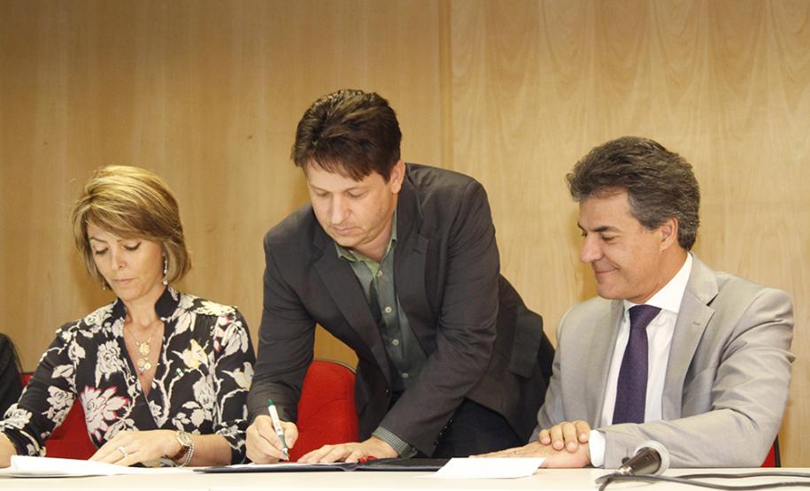 Governador Beto Richa e a secretária do Trabalho e Desenvolvimento Social, Fernanda Richa, assinam Termo de Convênio para Cofinanciamento do Serviço de Acolhimento de Adultos (Centro POP) e dos Serviços de Proteção e atendimento especializado às Famílias e Invididuos (PAEFI).Curitiba, 28/09/2015.Foto: Rogério Machado /SECS