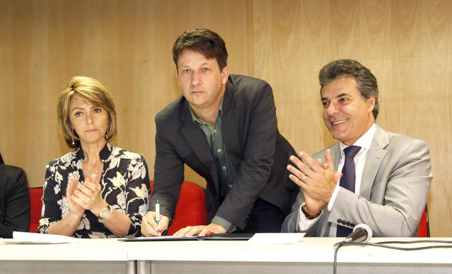 Governador Beto Richa e a secretária do Trabalho e Desenvolvimento Social, Fernanda Richa, assinam Termo de Convênio para Cofinanciamento do Serviço de Acolhimento de Adultos (Centro POP) e dos Serviços de Proteção e atendimento especializado às Famílias e Invididuos (PAEFI).Curitiba, 28/09/2015.Foto: Rogério Machado /SECS