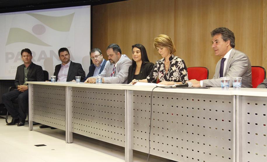 Governador Beto Richa e a secretária do Trabalho e Desenvolvimento Social, Fernanda Richa, assinam Termo de Convênio para Cofinanciamento do Serviço de Acolhimento de Adultos (Centro POP) e dos Serviços de Proteção e atendimento especializado às Famílias e Invididuos (PAEFI).Curitiba, 28/09/2015.Foto: Rogério Machado /SECS