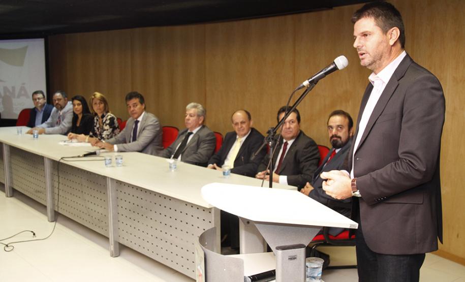 Governador Beto Richa e a secretária do Trabalho e Desenvolvimento Social, Fernanda Richa, assinam Termo de Convênio para Cofinanciamento do Serviço de Acolhimento de Adultos (Centro POP) e dos Serviços de Proteção e atendimento especializado às Famílias e Invididuos (PAEFI).Curitiba, 28/09/2015.Foto: Rogério Machado /SECS