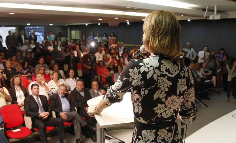 Governador Beto Richa e a secretária do Trabalho e Desenvolvimento Social, Fernanda Richa, assinam Termo de Convênio para Cofinanciamento do Serviço de Acolhimento de Adultos (Centro POP) e dos Serviços de Proteção e atendimento especializado às Famílias e Invididuos (PAEFI).Curitiba, 28/09/2015.Foto: Rogério Machado /SECS